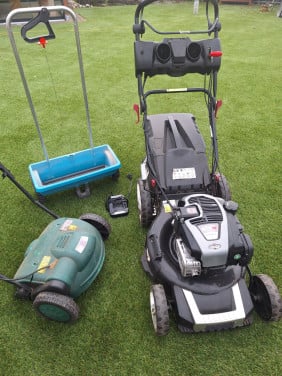 Grasmaaier verticuteermachine en zaaibak