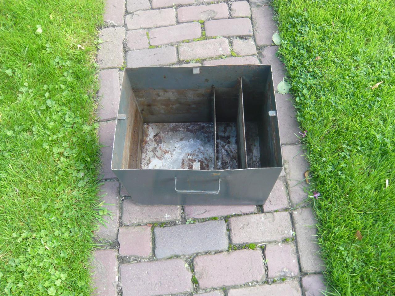Koelvloeistofpomp op metalen reservoirbak