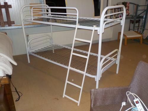 Eenvoudig stapelledikant met spiraal 90 x 200 cm in goede staat