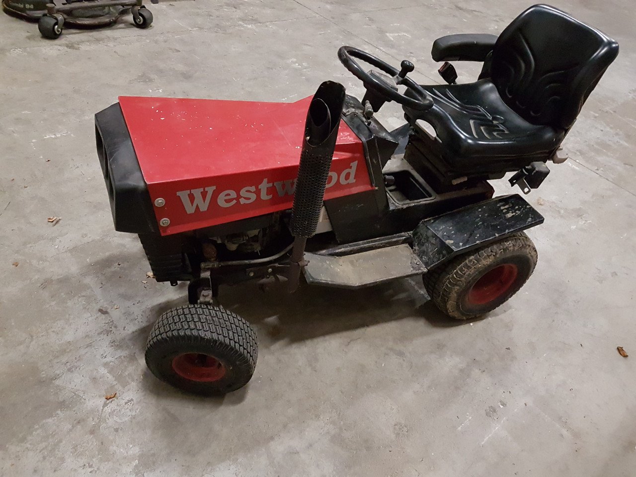 Grasmaaier trekker zonder maaibak.