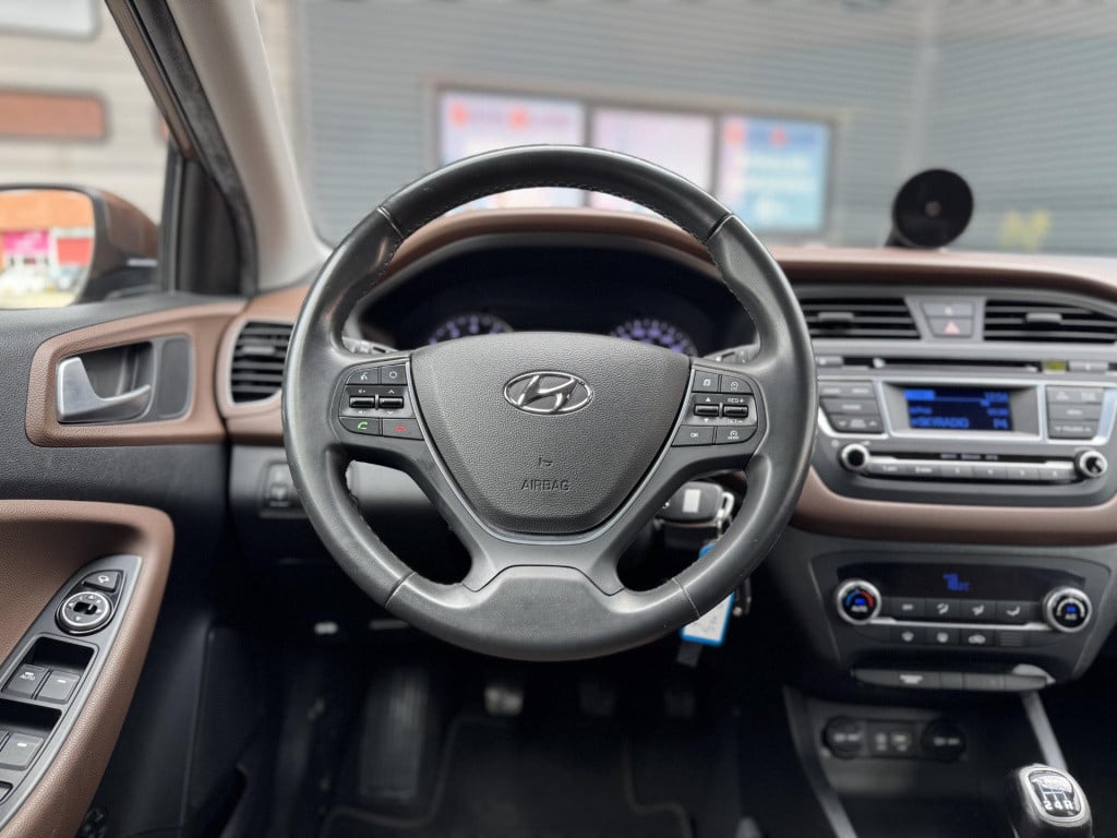 Hyundai I 20 1.2 hp i-motion premium | panoramadak | cruise & climate contr