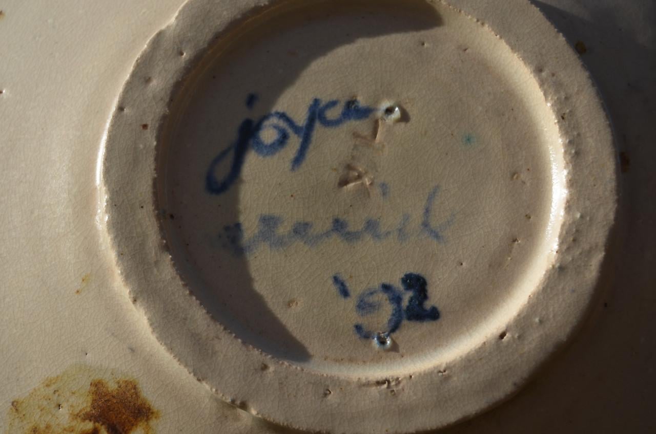 Fraaie grote aardewerk schotel, gesigneerd, gedateerd (1)