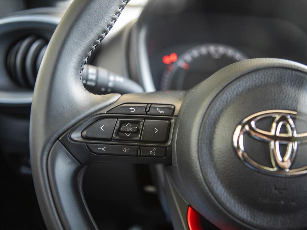 Toyota Aygo x 1.0 vvt-i mt 72pk premium | trekhaak | jbl sound system | app