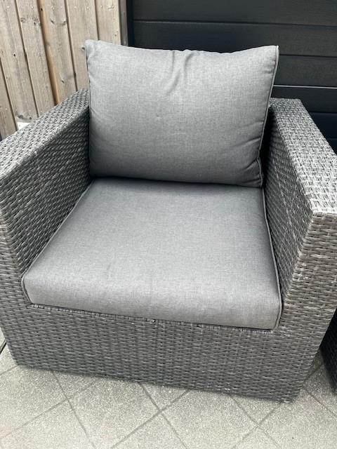 Lounge set (Wicker): 2 Fauteuils + bijzettafel + kussens