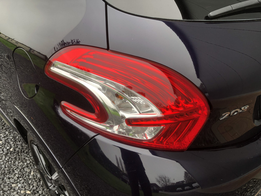 Peugeot 208 1.6 vti 120pk panoramdak 3-drs