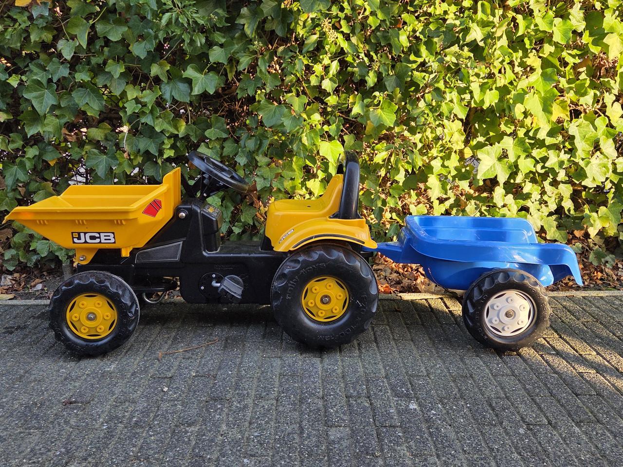 Traptractor met dumper en kar.