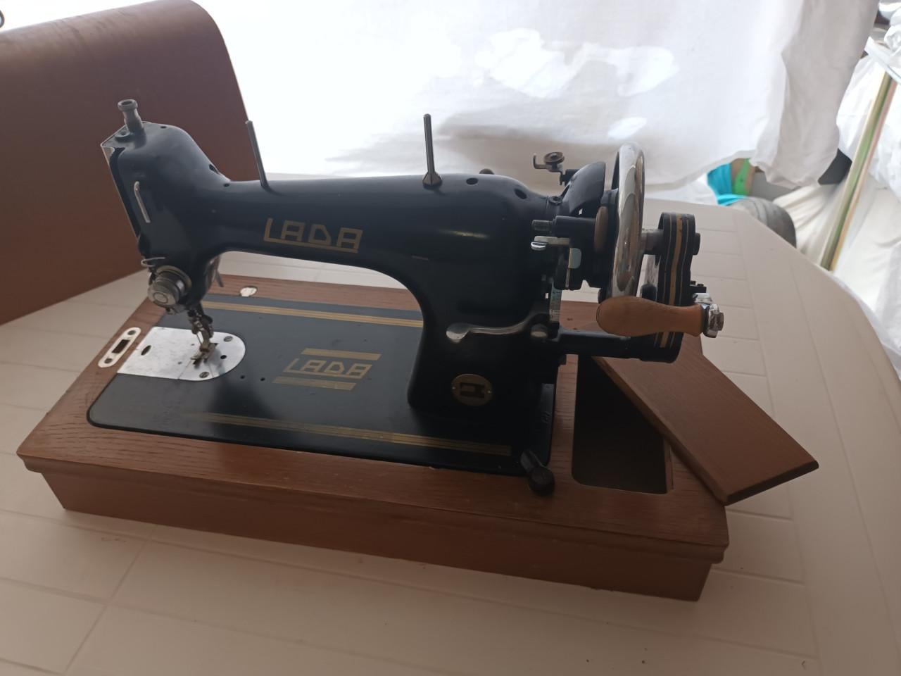 Antiek naaimachine Lada