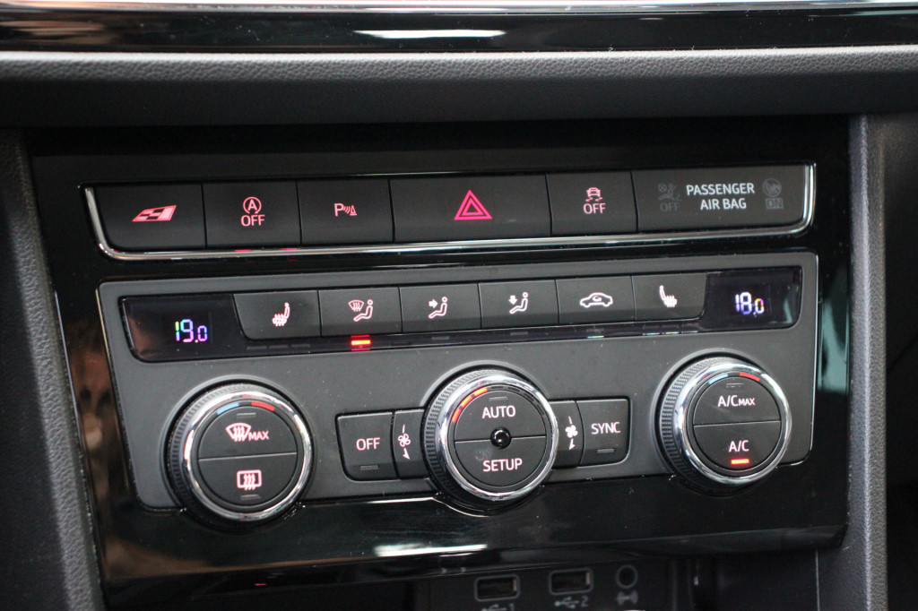 Seat Leon Sportstourer st 2.0 tsi cupra 300 4drive | pano. | camera | 301pk