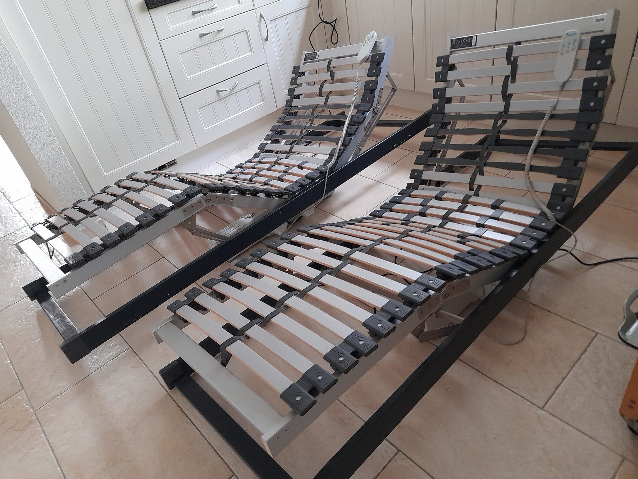 2 x Bossflex elektrisch verstelbare lattenbodems 70 x 200 (in goede staat)