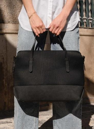 Violet Hamden Essential Bag Zwarte Schoudertas met 13 inch Laptopvak handta