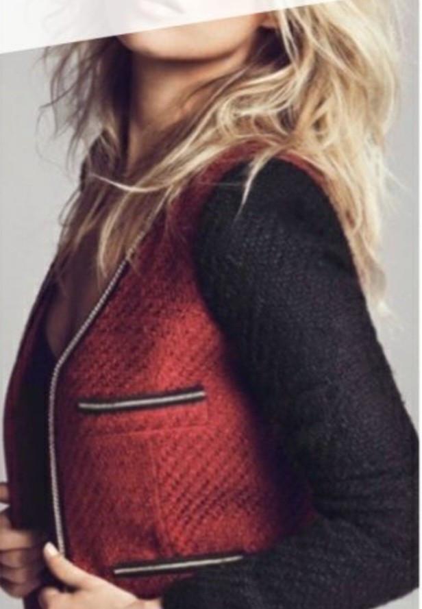 Stijlvol Mango tweed jasje in een opvallende rood-zwarte kleurencombinatie.