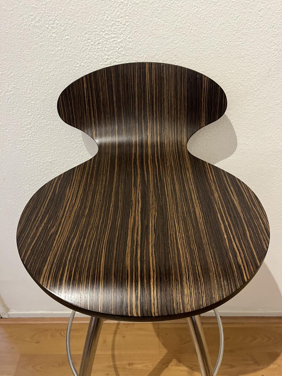 Twee retro barkrukken