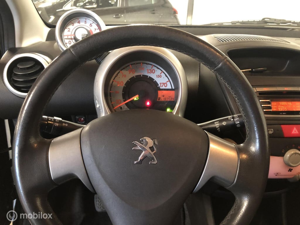 Peugeot 107 1.0 black & silver
