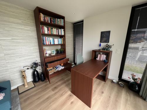 Notenhouten fineer boekenkast en bureauset