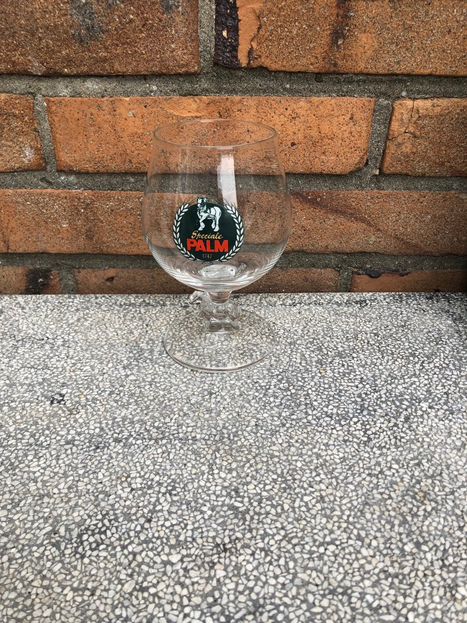 Palm bierglas met paard op de voet van het glas.
