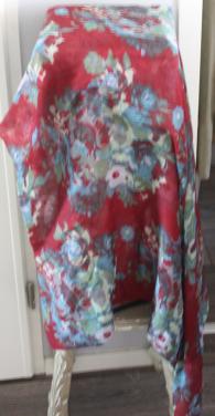 Sjaal rood met bloemen print