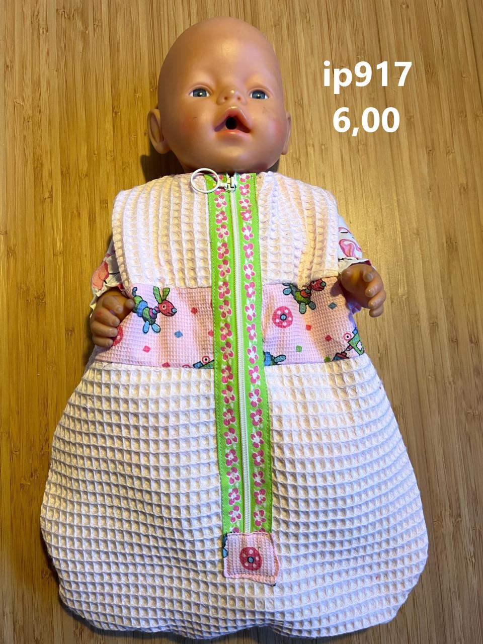 Poppenkleertjes baby born. Slaapzak. Opbrengst KiKa.