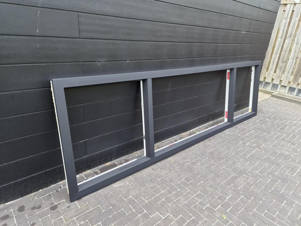 2x Zwarte Kunststof Kozijnen Merk Kochs