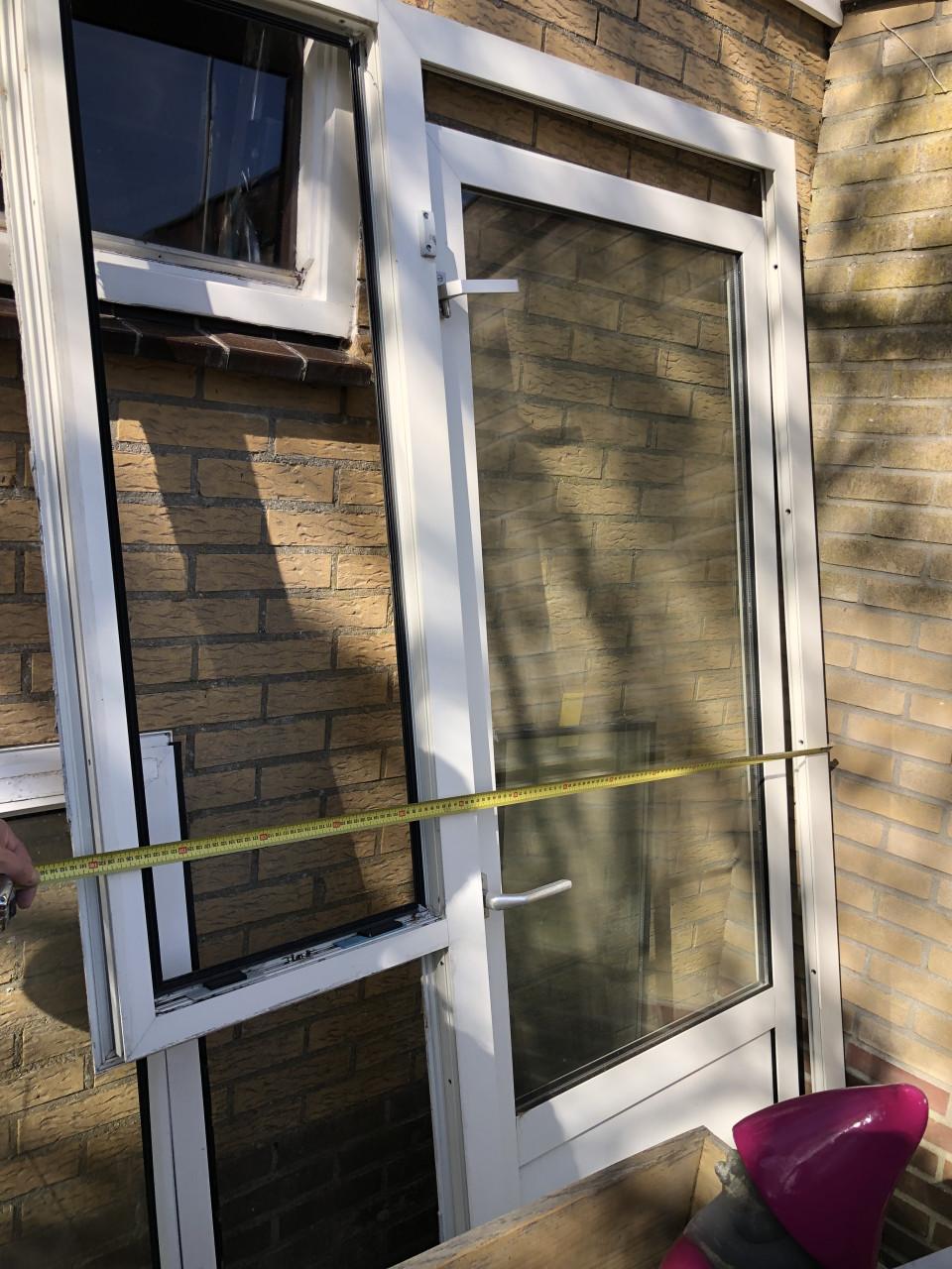 Aluminium deurkozijn en Kunststof kozijn met draai/kiep raam