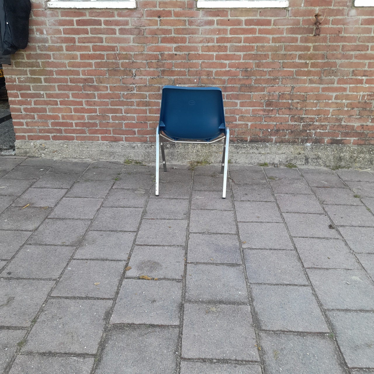 Te koop: 10 blauwe degelijke kunststof stapelstoelen