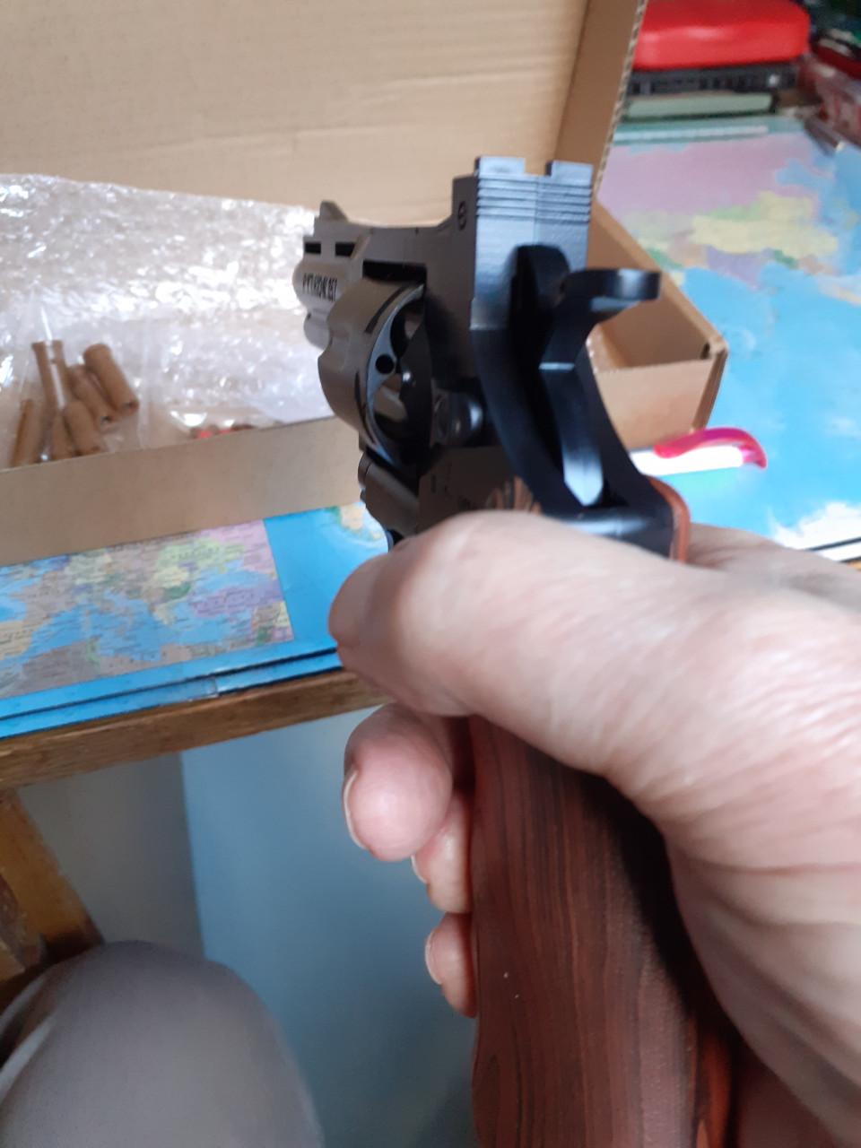 Revolver Speelgoed  24 cm lang en mooi en van plastic
