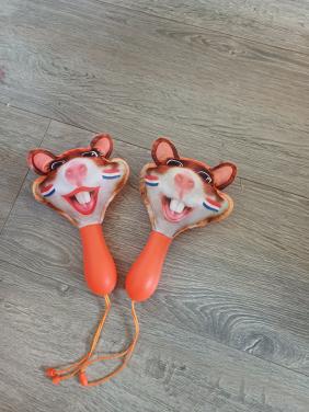 Oranje Hamsters voor muziek bij de wedstrijd.
