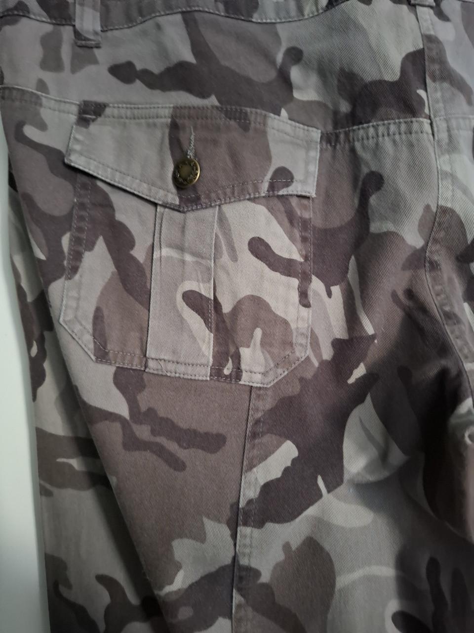 Camouflagebroek met borduursel. Maat 44. Nieuw