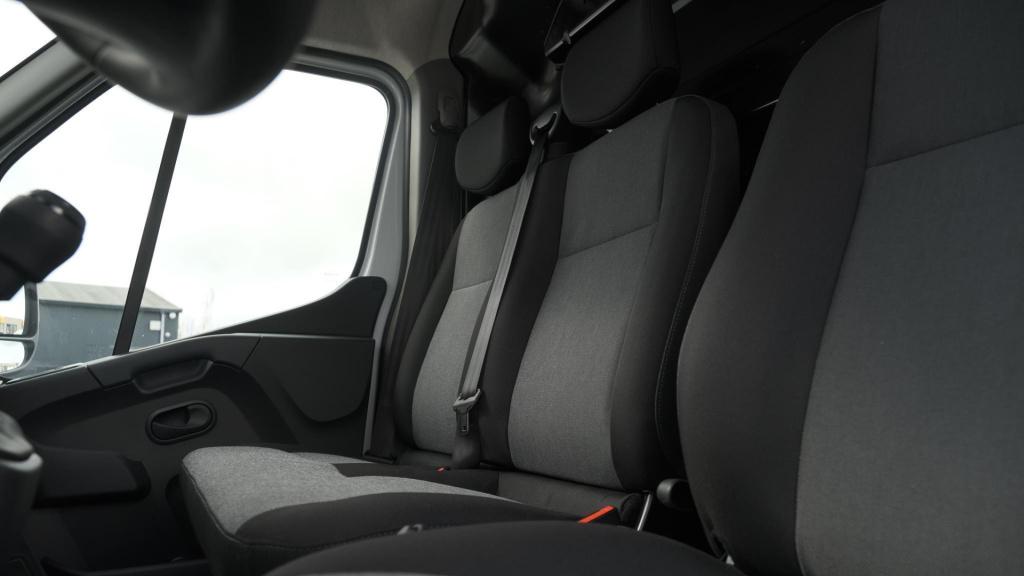 Renault Master t35 2.3 dci 135 l2h2 comfort | direct leverbaar | navigatie 