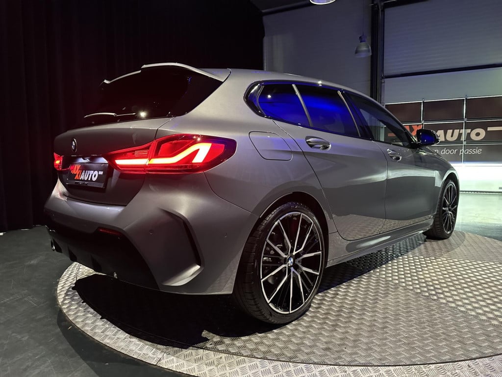 BMW 1 Serie 118i high executive *m-pack*pano*harmankardon*m-technic stoelen