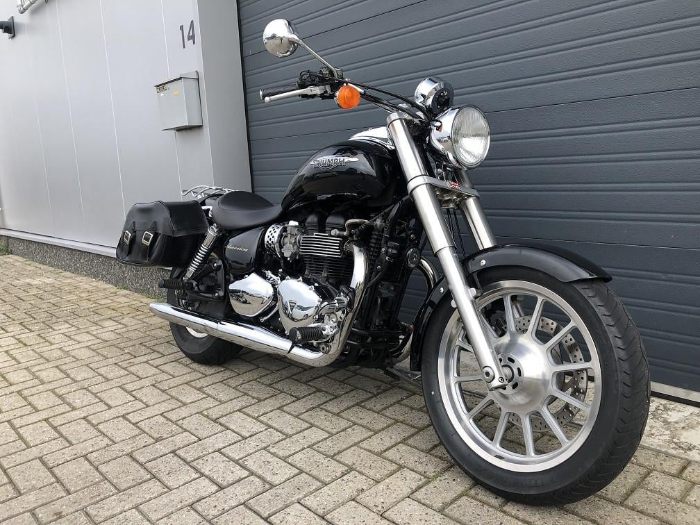 Triumph Bonnenville America uit 2008 met 27 dkm, lederen koffers etc €4250