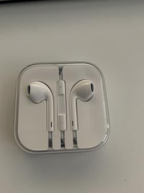 APPLE EARPODS € 15. NIEUW EN NIET GEBRUKT