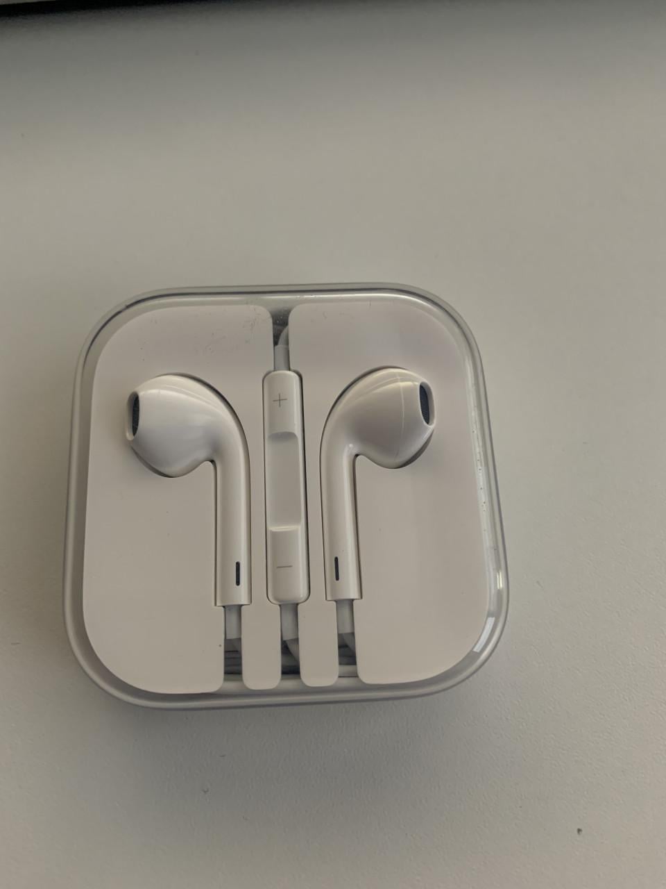 APPLE EARPODS € 15. NIEUW EN NIET GEBRUKT