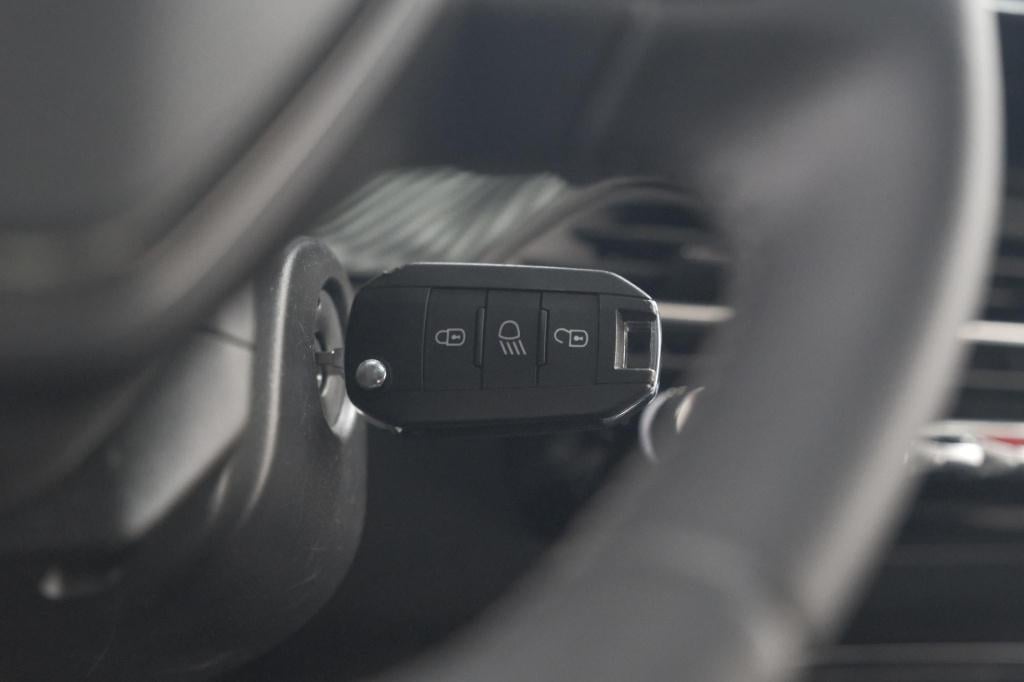 Peugeot 208 puretech 100 eat8 active pack | apple carplay | parkeersensoren