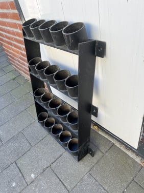 Stalen rek voor potjes of spuitbussen oid