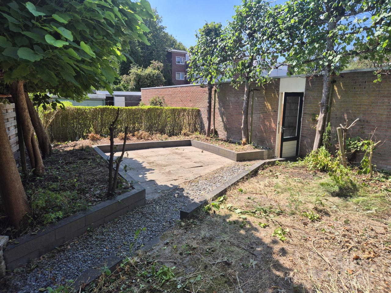 Te huur garagebox/ opslagruimte met stuk grond