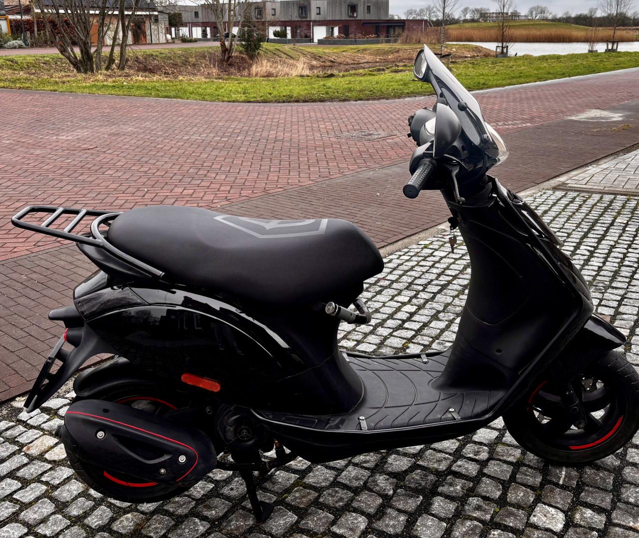 Piaggio Zip snor zwart 2018