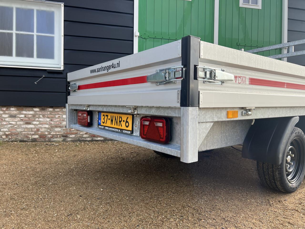 Nieuwe plateau wagens met kenteken