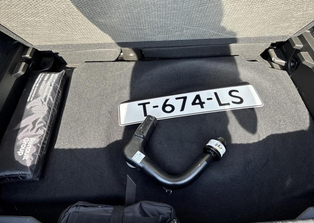 Renault Captur 1.6 e-tech hybrid 145 intens -trekhaak / 18" / dakrails