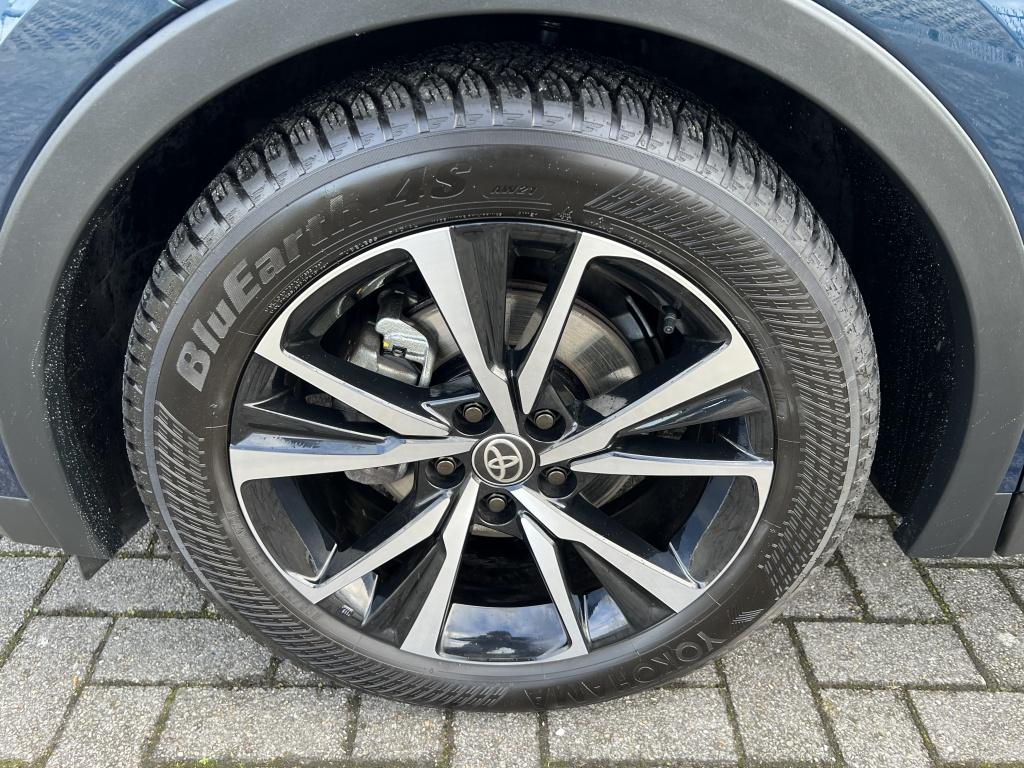 Toyota C-hr 1.8 hybr 140 first