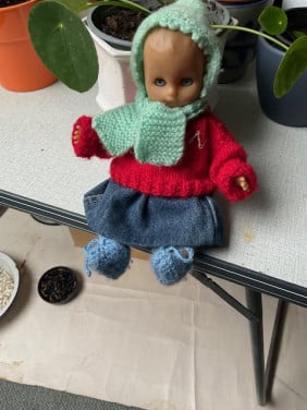 Lief poppetje met slaapoogjes 25 cm. met zelfgemaakte kleertjes