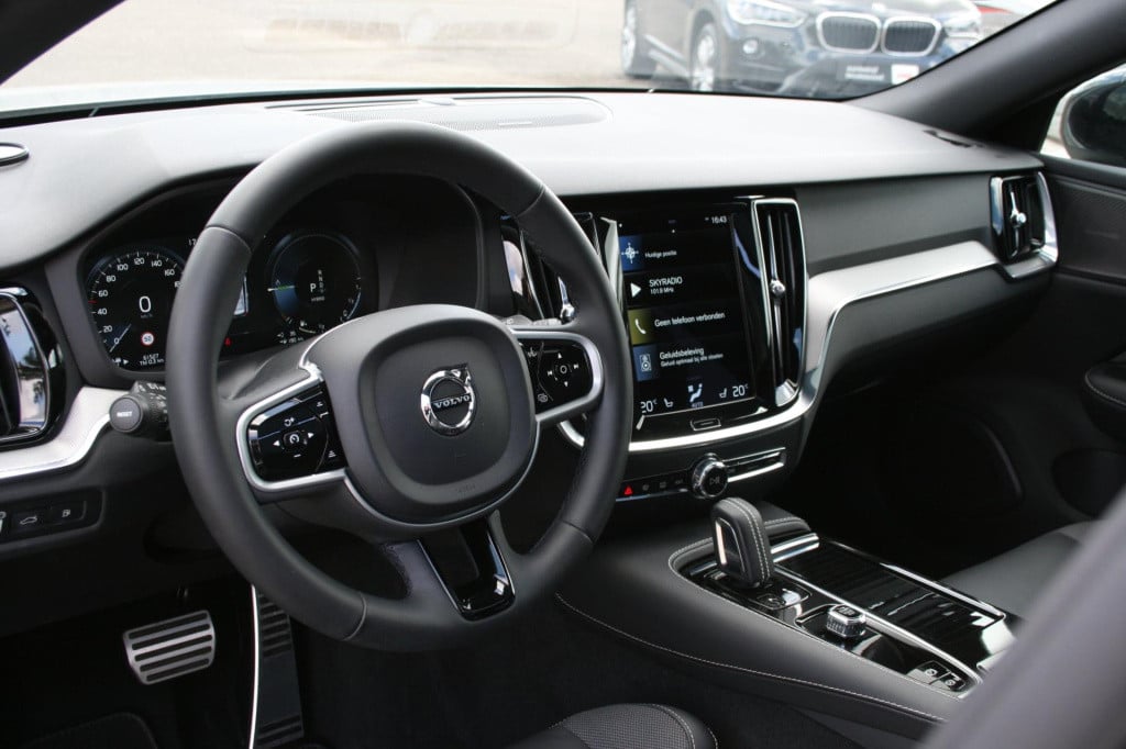 Volvo V60 2.0 t6 recharge awd r-design