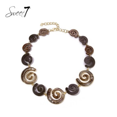 Bruine korte halsketting met spiralen en goudkleurige accenten
