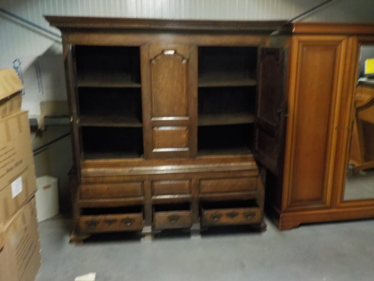 Mooiegeheel massief wandmeubel in zeer goede staat