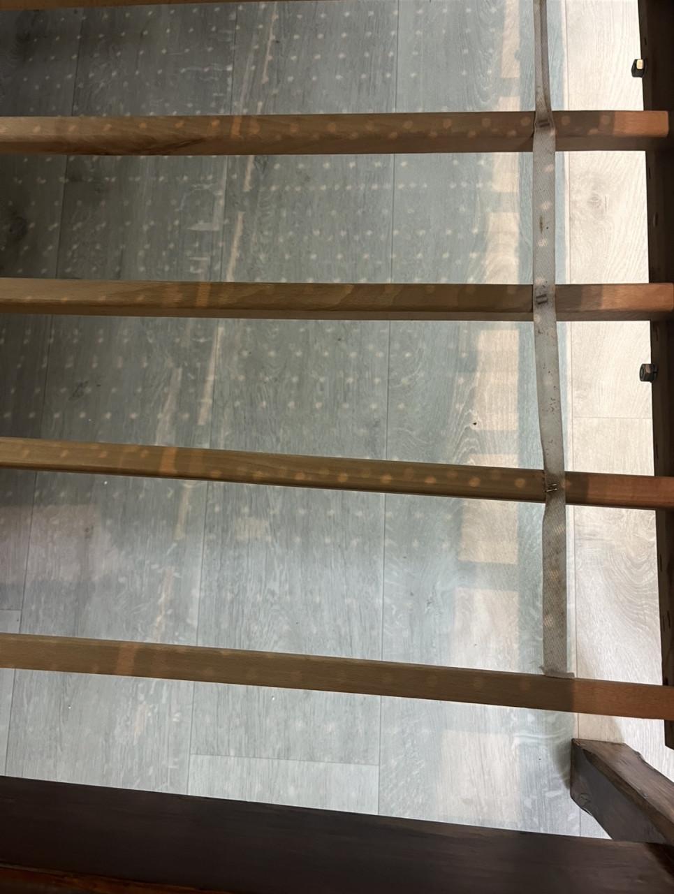 Bruin gebeitst bed hout incl. opbergmanden