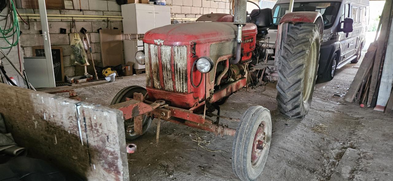Hanomag tractor met platte kar