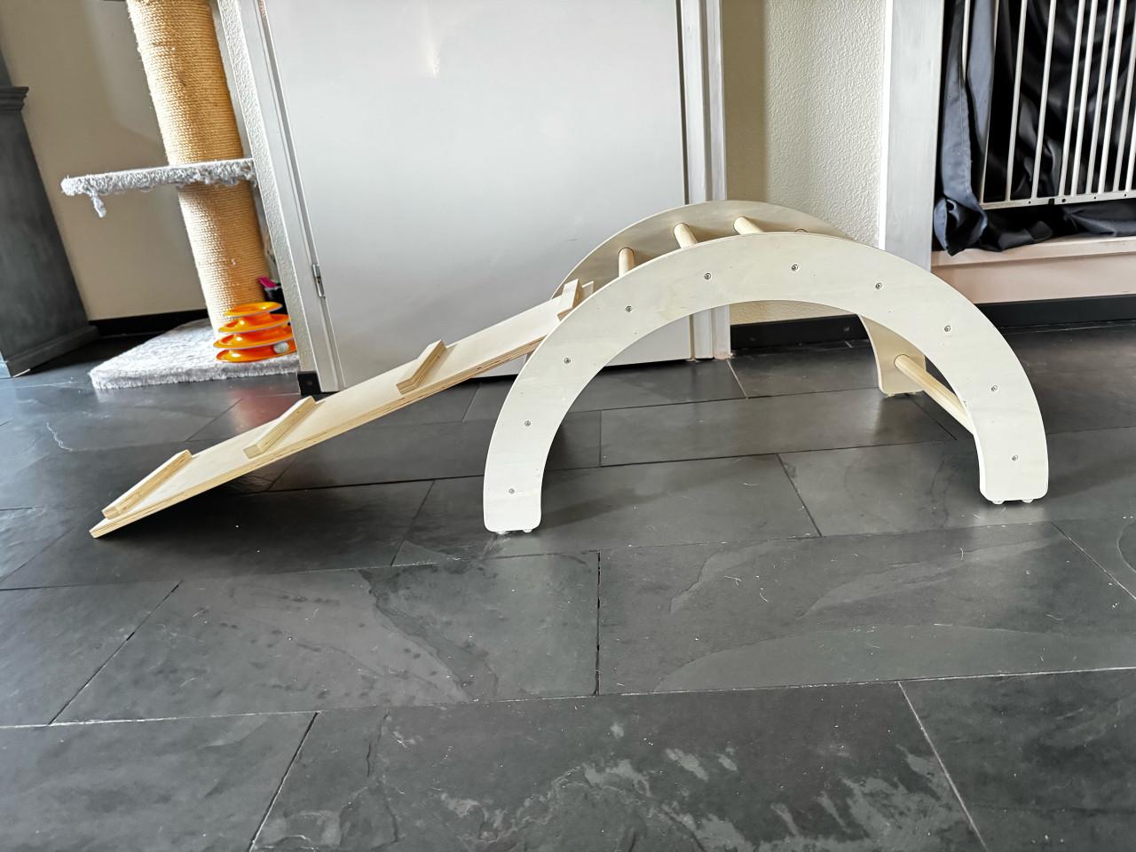 Houten klimboog met glijbaan