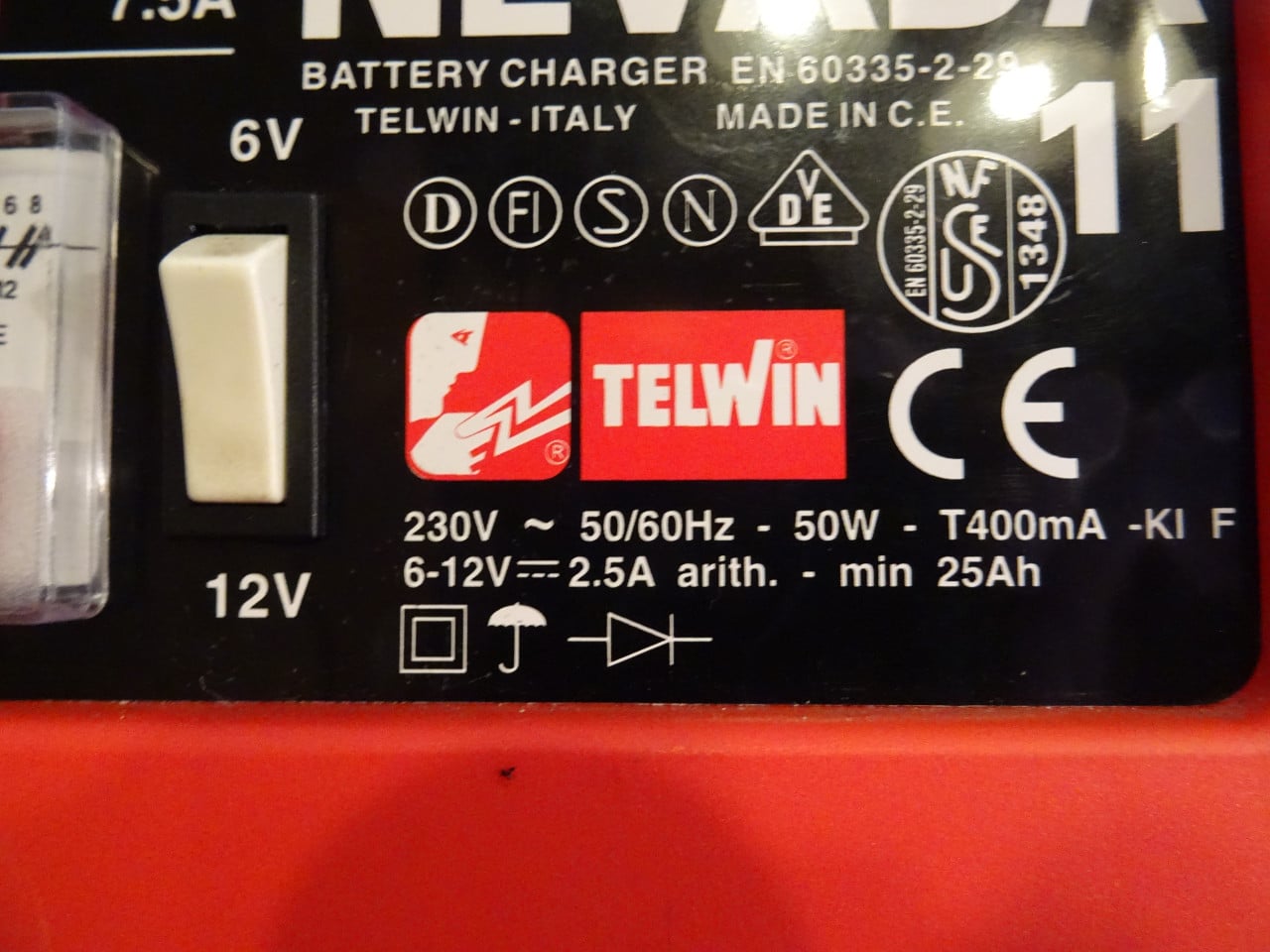Nog bijna niet gebruikte battery charger 6 en 12 volt lader zie foto s