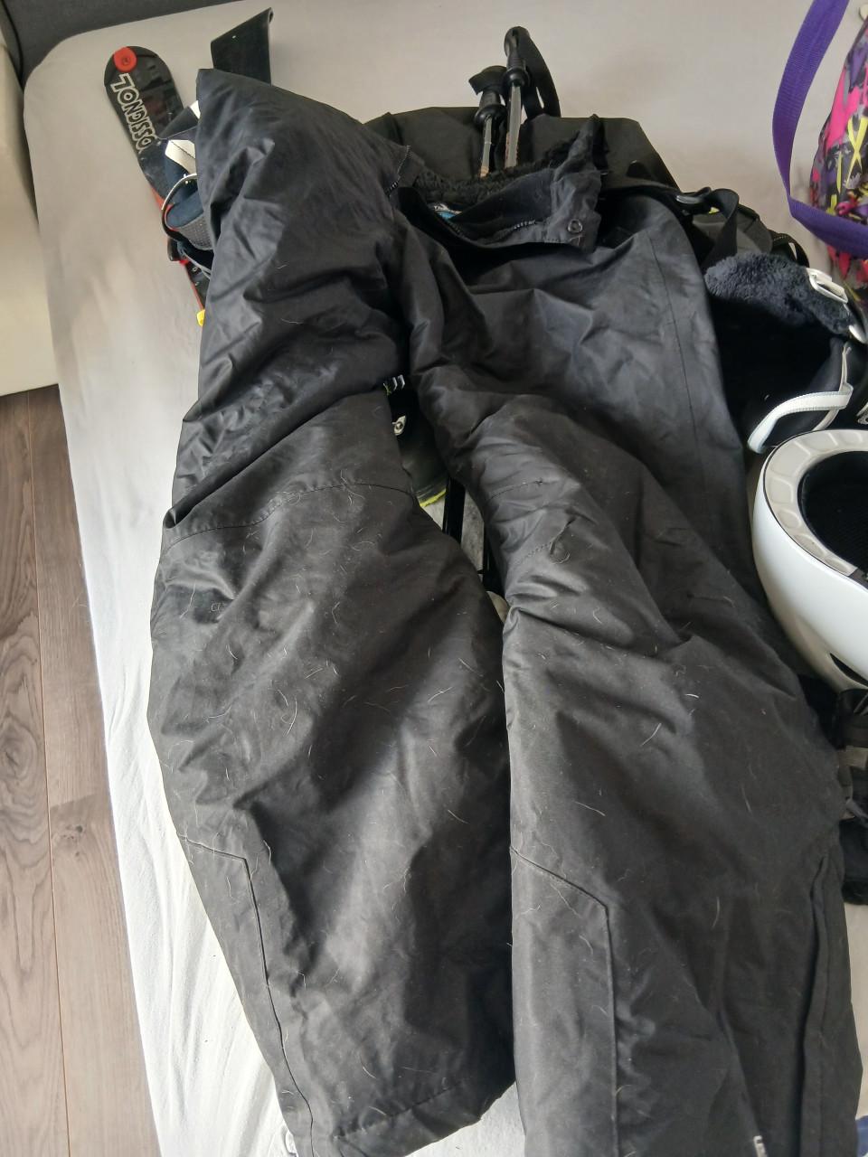 Ski's Rossignol, schoenen, helm, stokken, kleding