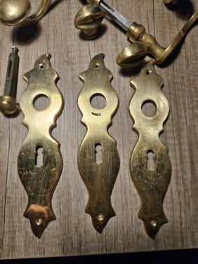 Antieke messing deurbeslagen deurklinken en schilden...