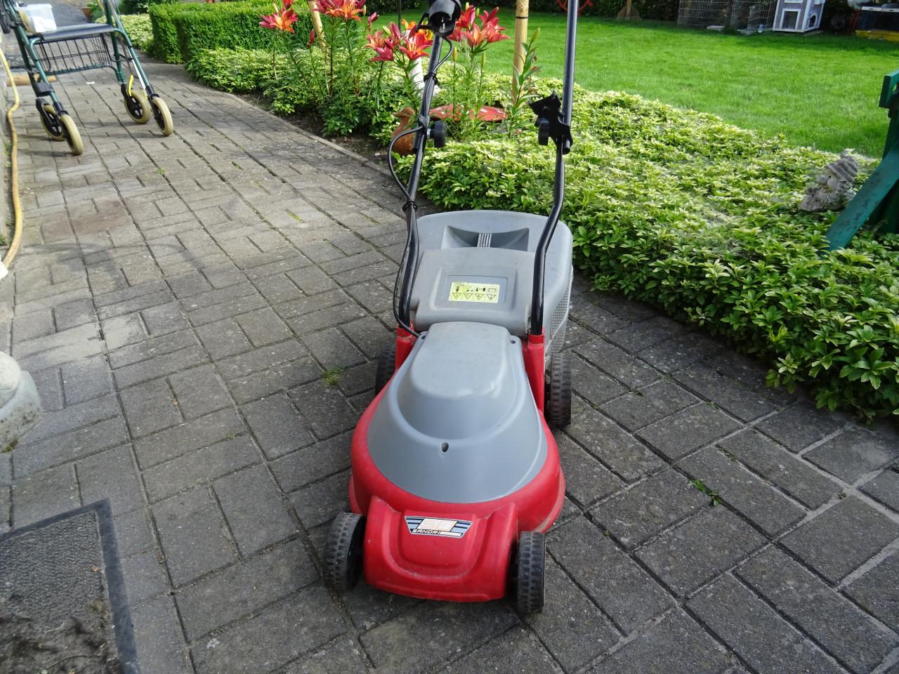 Te koop gazonmaaier op 220 volt de stekker er in en maaien .GERESERVEERD.